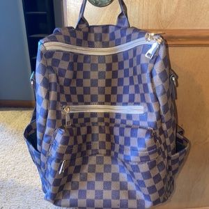 Backpack with checkered design. Dark brown.